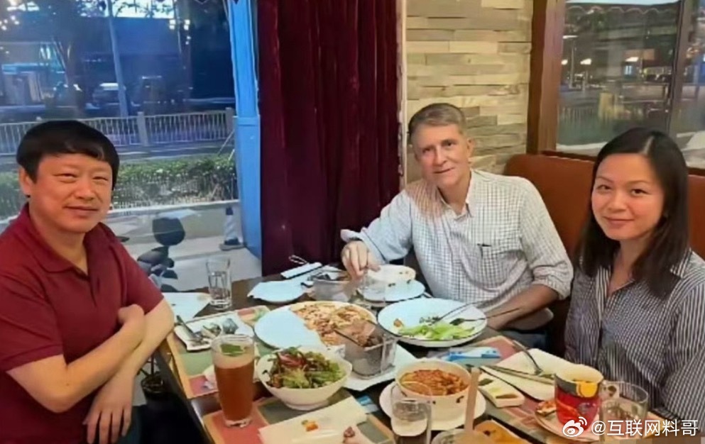 一堆人都在问胡锡进到底在跟谁合照？给大家正式介绍一下。1.左边是胡锡进，以前环