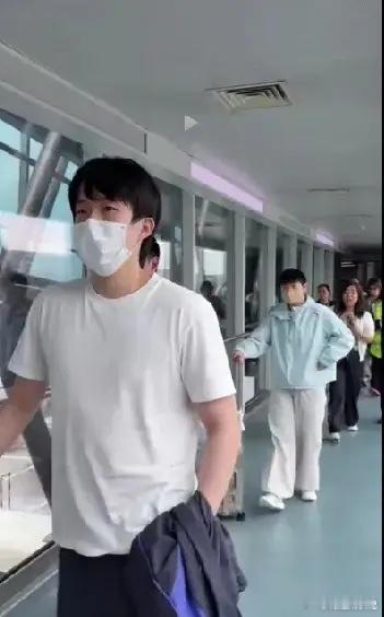 怎么就他俩戴口罩，其他队员怎么不戴啊！发现一个问题，就是每次出去比赛或是回来的时