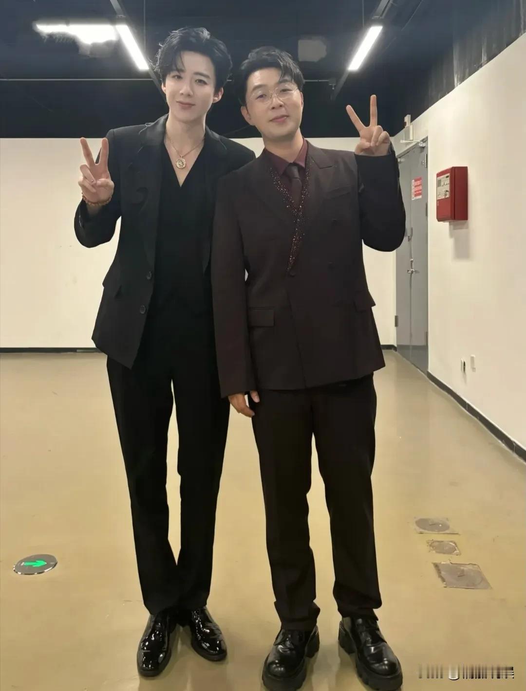 刘宇宁这身高是真的吗？看他和杜海涛，出席活动后在后台合影，1米8几的杜海涛，穿