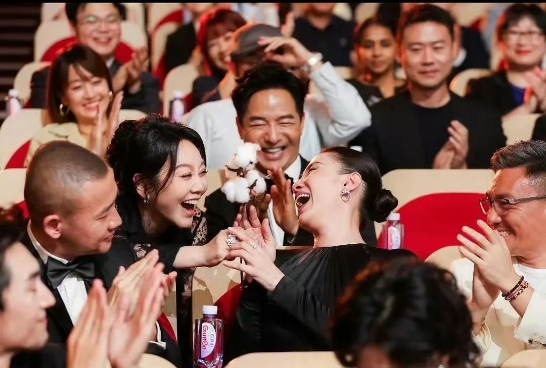 宋佳白玉兰“封后”，看得出她的人缘真的很好，周围全是真诚的祝福！想不到居然是宋