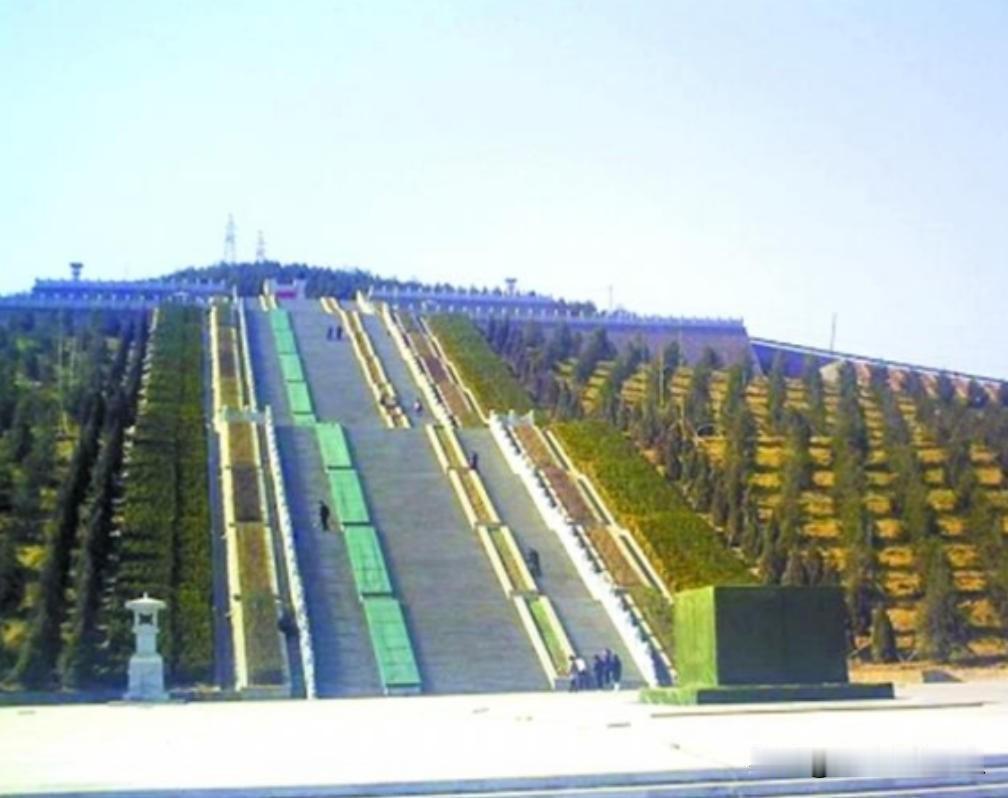 2011年，修建了两年的华国锋陵墓终于竣工了，事后一统计，一共花费了1200多万