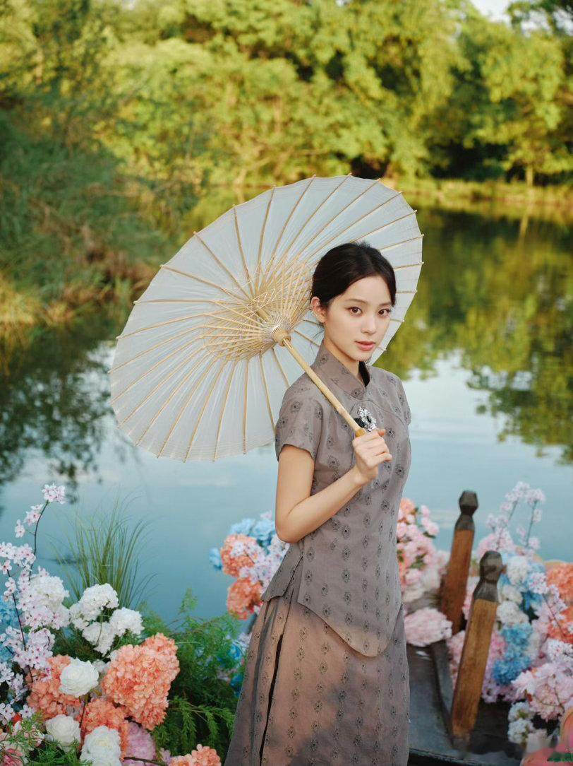 偶遇欧阳娜娜参加生日会被美晕了欧阳娜娜赴宴的穿搭是要美死谁呀江南水乡遇上温柔灵动
