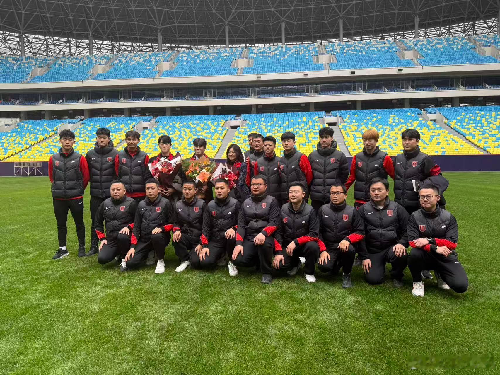 老徐今天重回五粮液体育中心，和部分球员及工作人员合影留念，不知道下次再踏进这片草