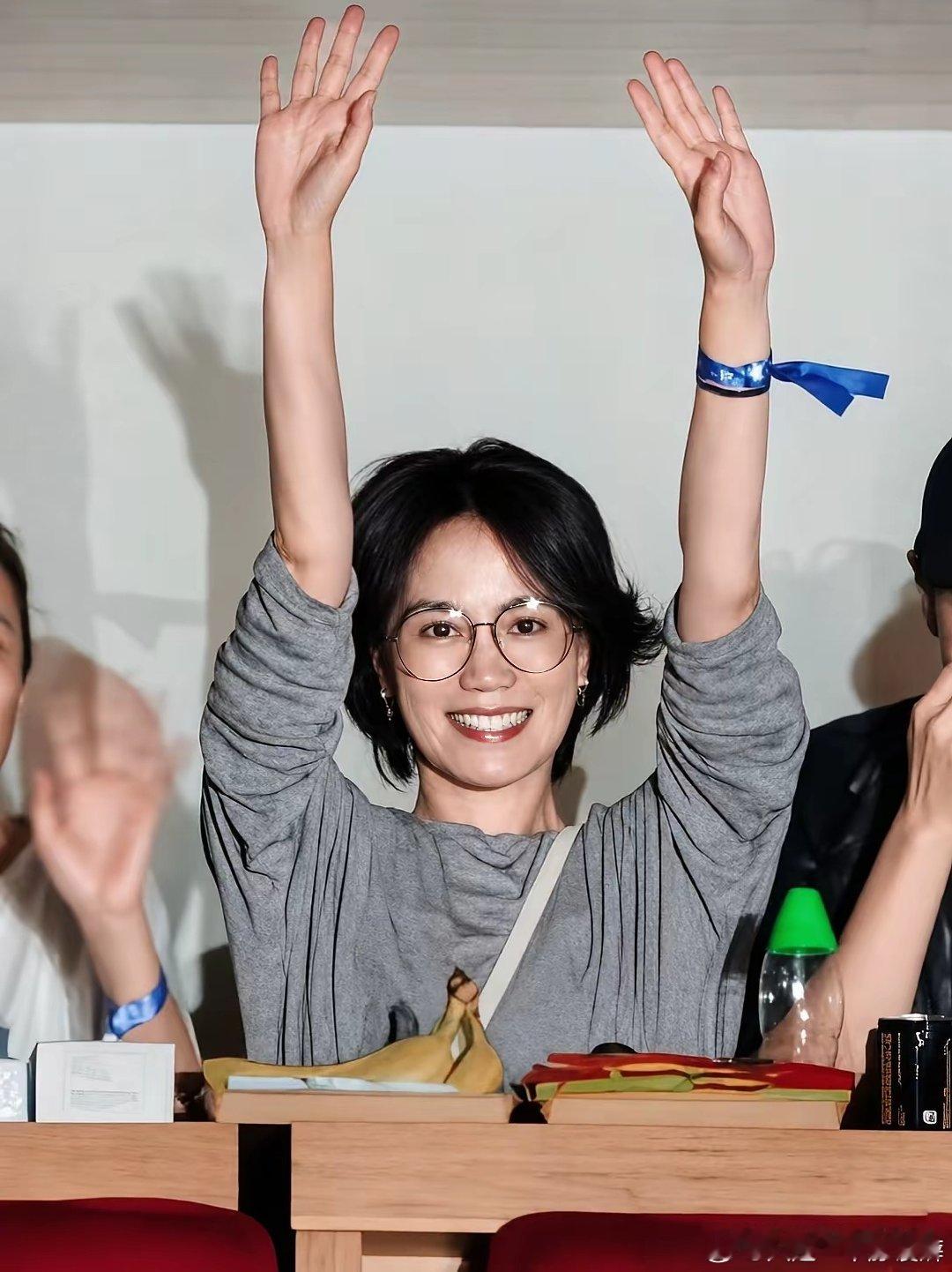 就算戴上老花镜，也可爱灵动的像个小女生！难怪谢霆锋那么喜欢她​