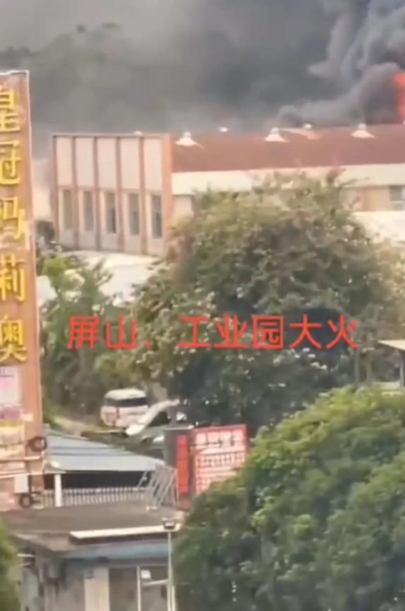 四川宜宾工厂这场大火可能会导致老板破产！放火的工人受到法律严惩！我看到厂区围边