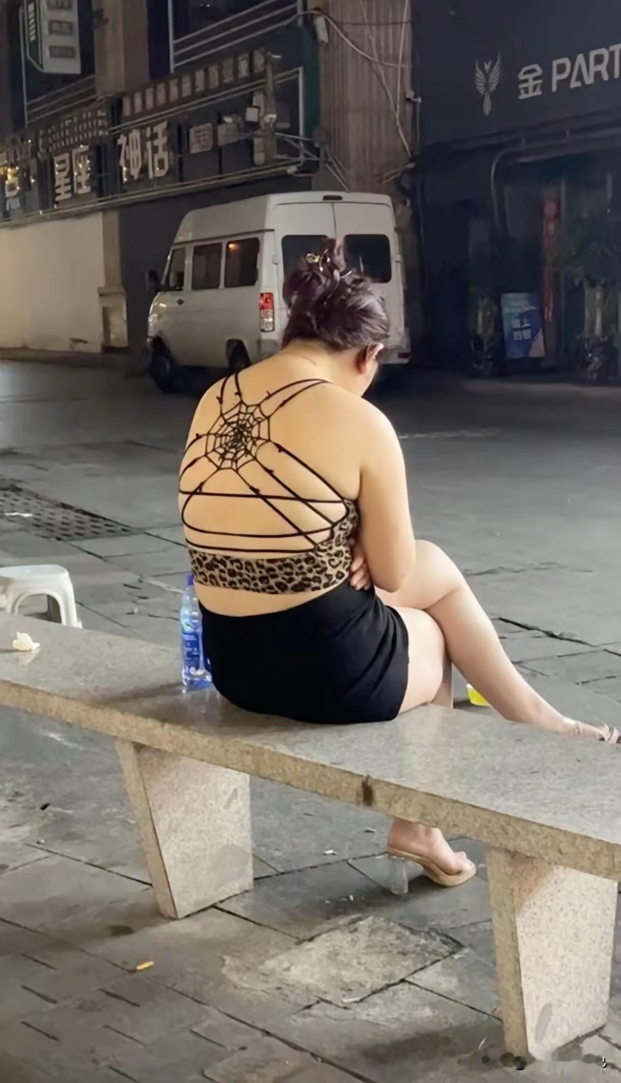 年纪大了这样穿有点不合适吧