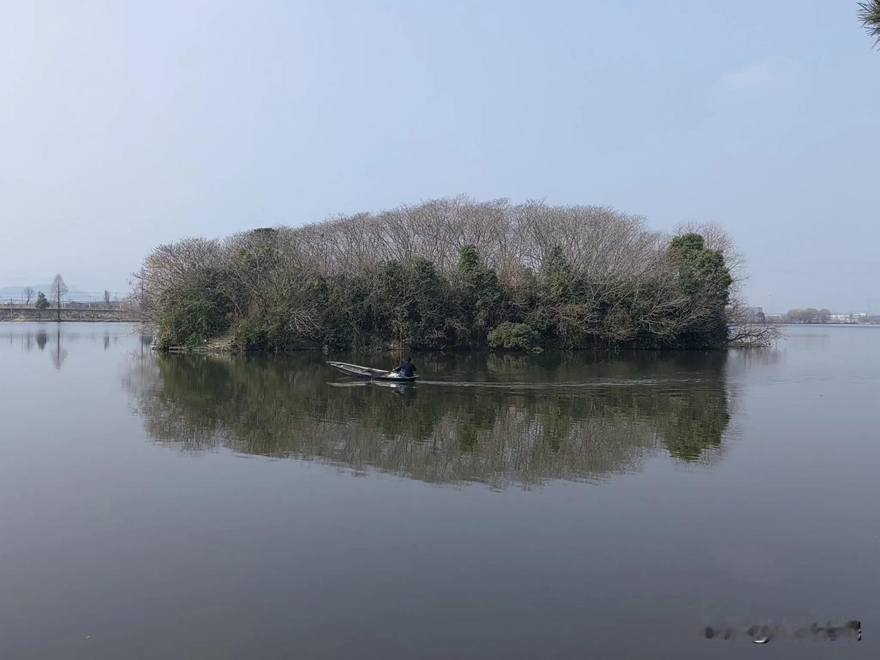 女人，要么趁早结婚生子，要么努力工作攒钱。昨天陪儿子去照相馆拍