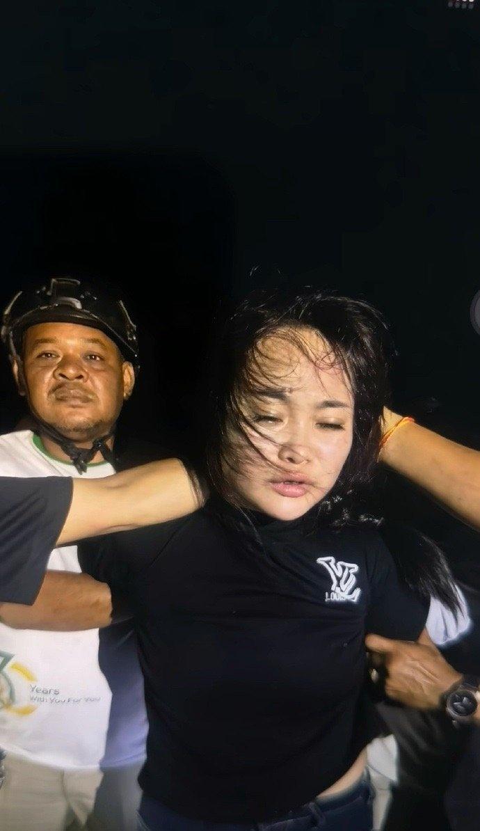 11月18日，柬埔寨，一支由五名持枪歹徒组成的团伙突然闯入木牌法院区域，在执法人