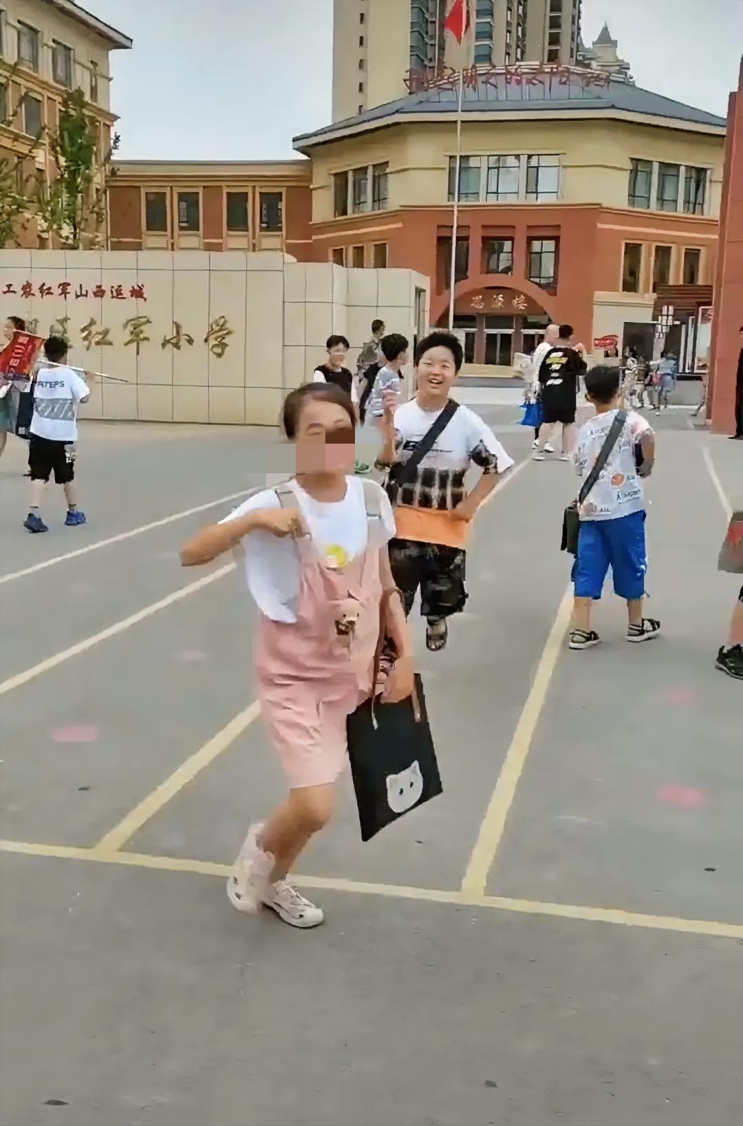 今天休息没事干看看相册里的照片，一下子就愣神了——这是孩子在小学门口放学的样子，