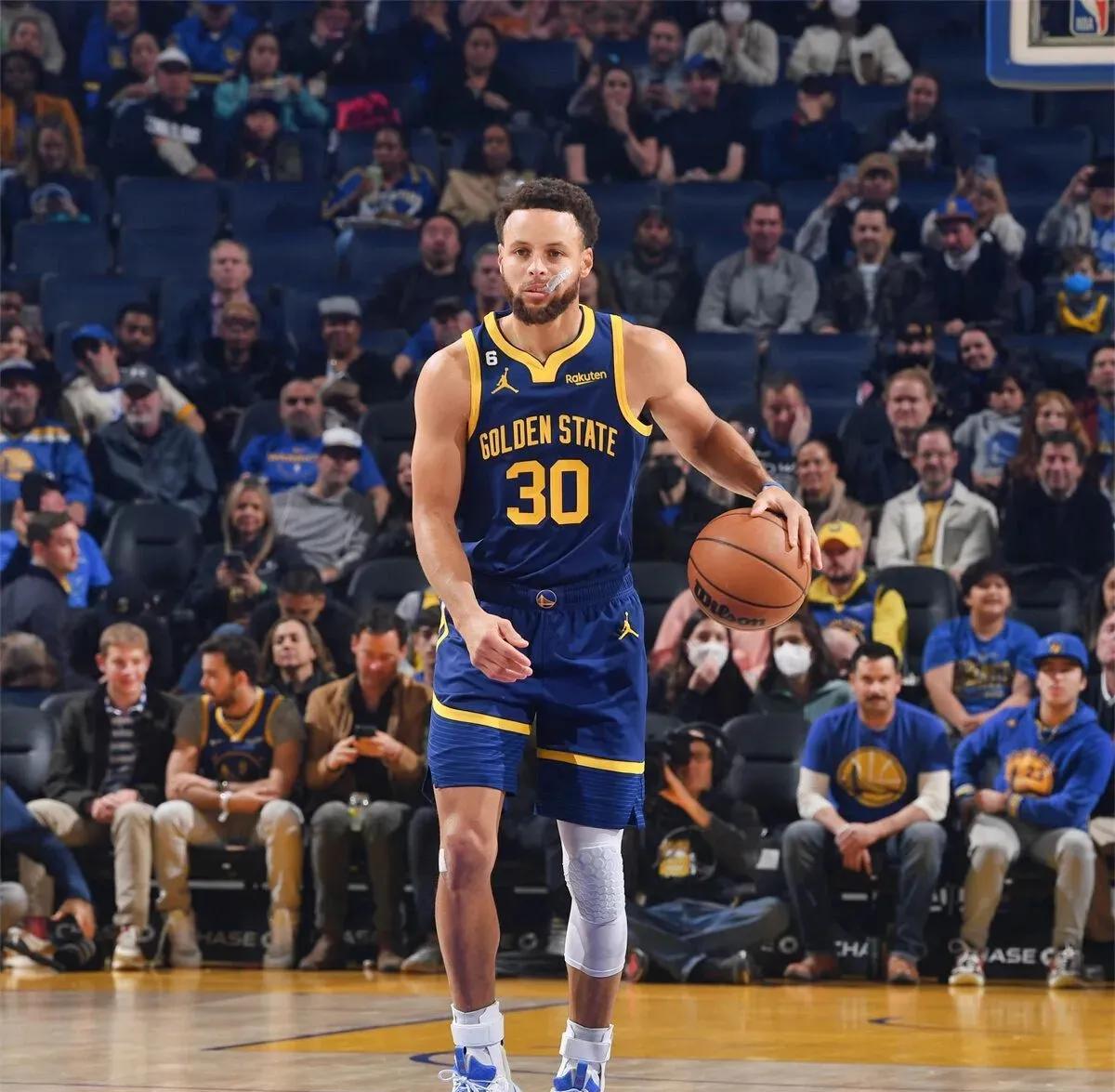 美煤评NBA前100大球星，科比被库里挤出了前十！库里荣誉：4个总冠军、2个