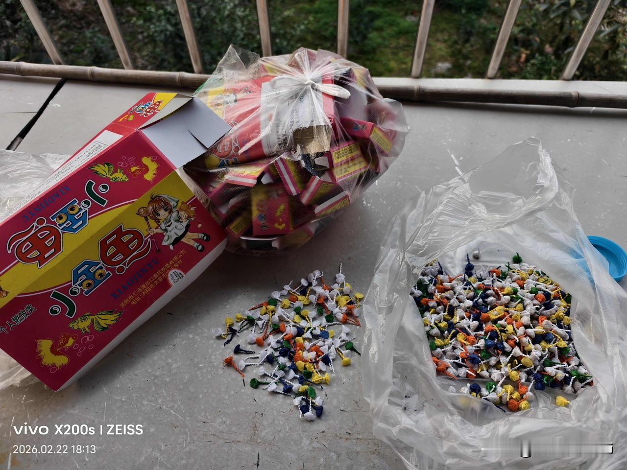 难怪别人做生意可以挣钱这个小金鱼摔炮，一小包里面10个，必然有2个是空子，还是