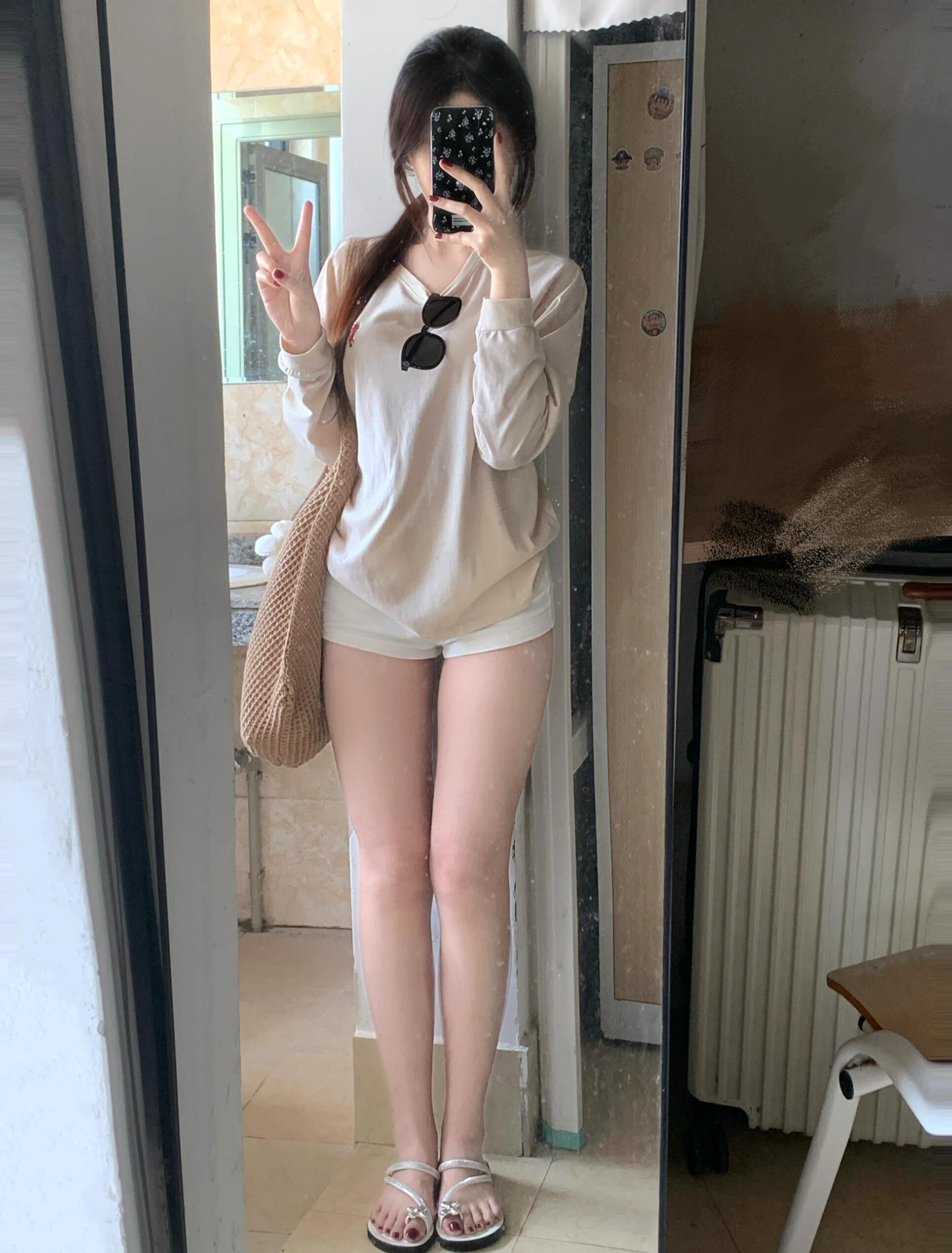今天浅浅打扮一下出门找朋友玩。
