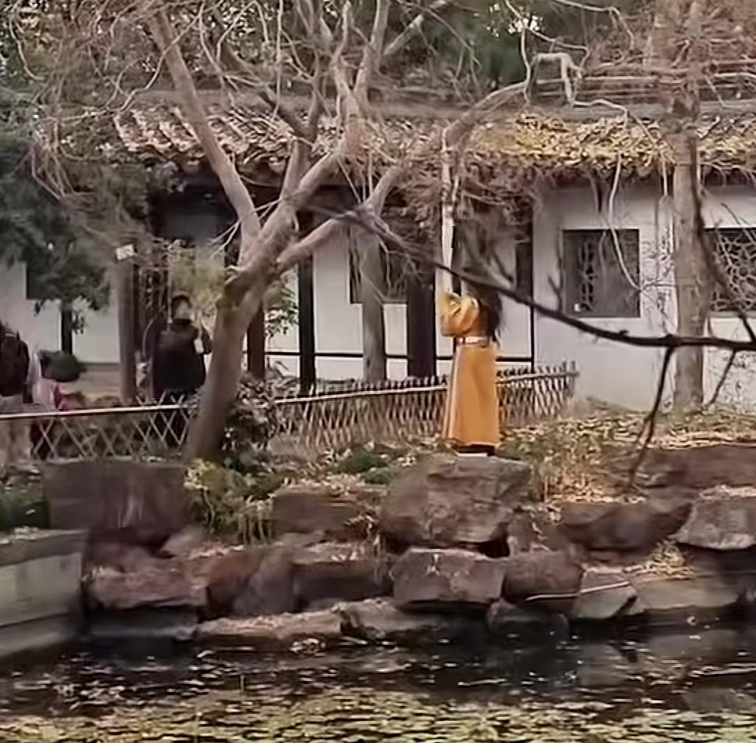 哈哈哈哈，哎我去，现代人的思维太超前了，居然开发出了崇祯皇帝上吊旅拍写真？！你这