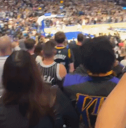 湖人打魔术主场票价翻了近6倍，现场人数接近2万人，还有看台上小球迷你火了，知道吗