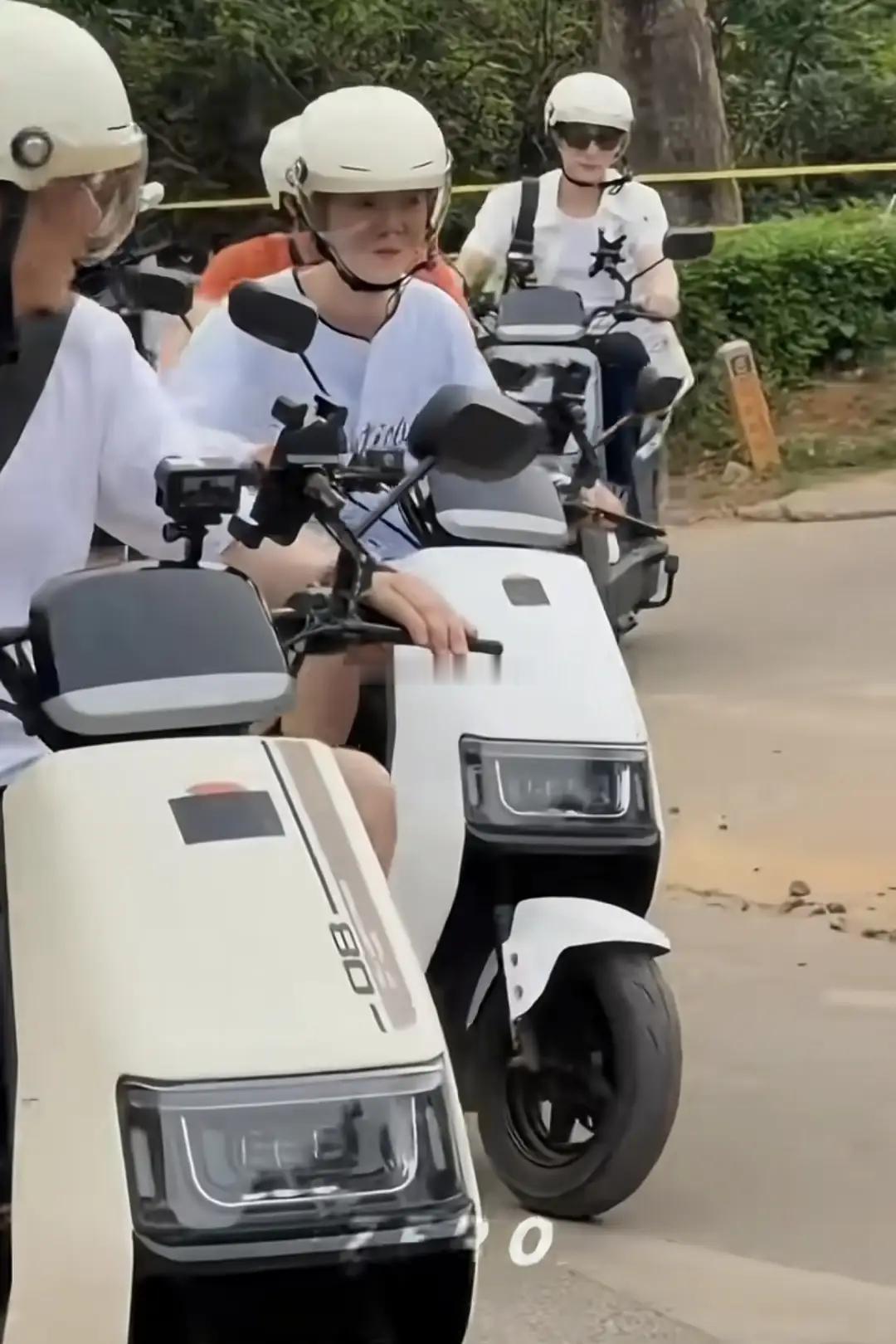 好有礼貌！鹿晗录节目，看到粉丝后，一边骑车一边打招呼一边鞠躬
