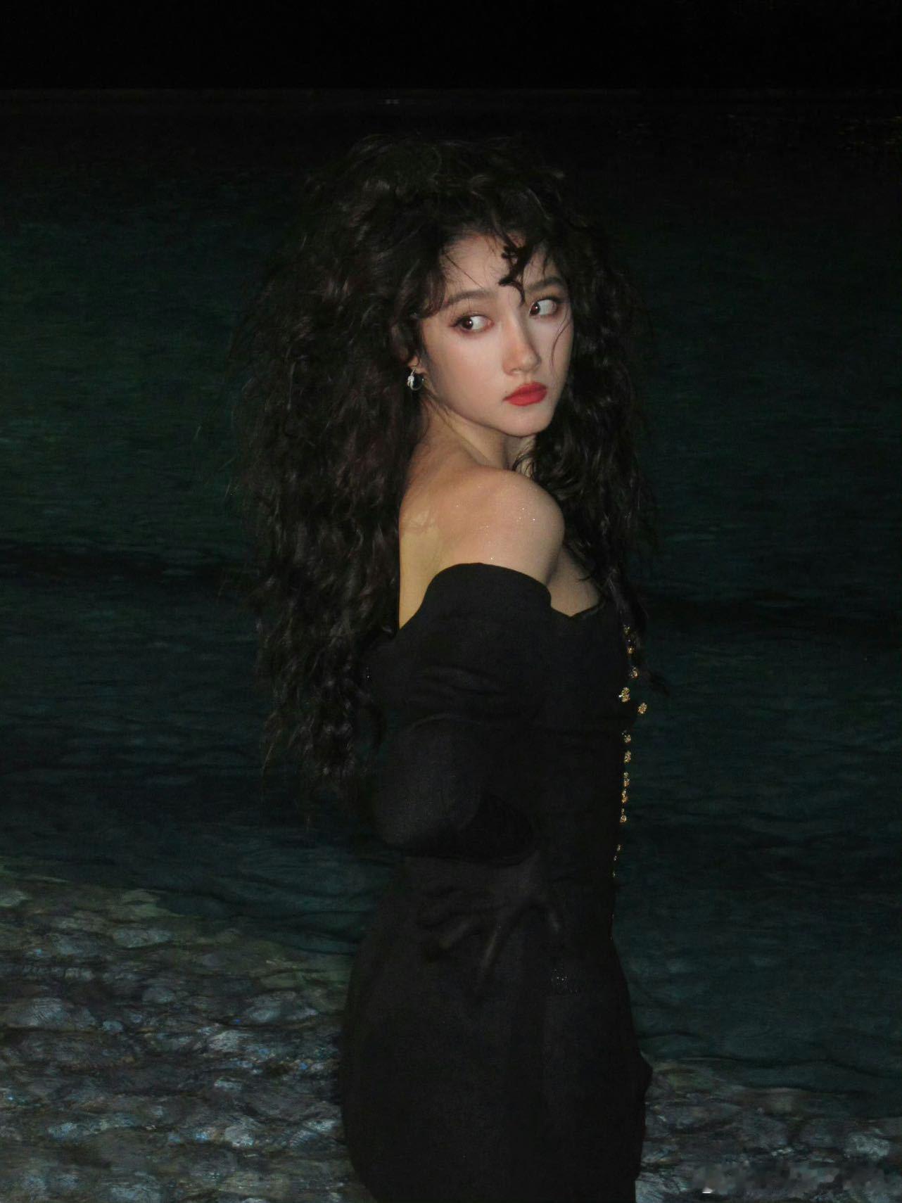 关晓彤暗夜女神关晓彤暗夜中的女王关晓彤美成暗夜焦点！黑色穿搭宛如暗夜蔷薇，逆