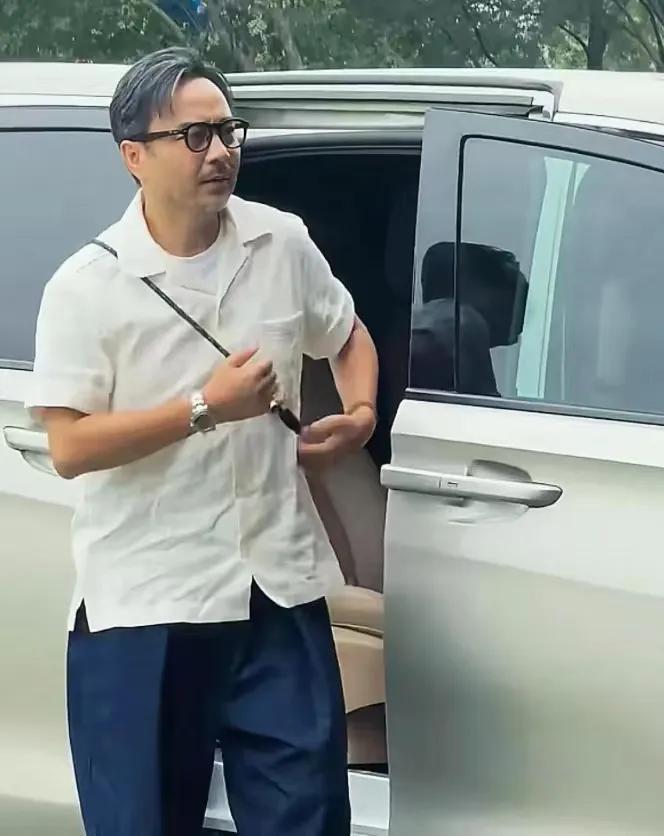 真难以想象，汪涵和何炅同岁，差距这么大！51岁汪涵在南京街头被网友拍到，头发花
