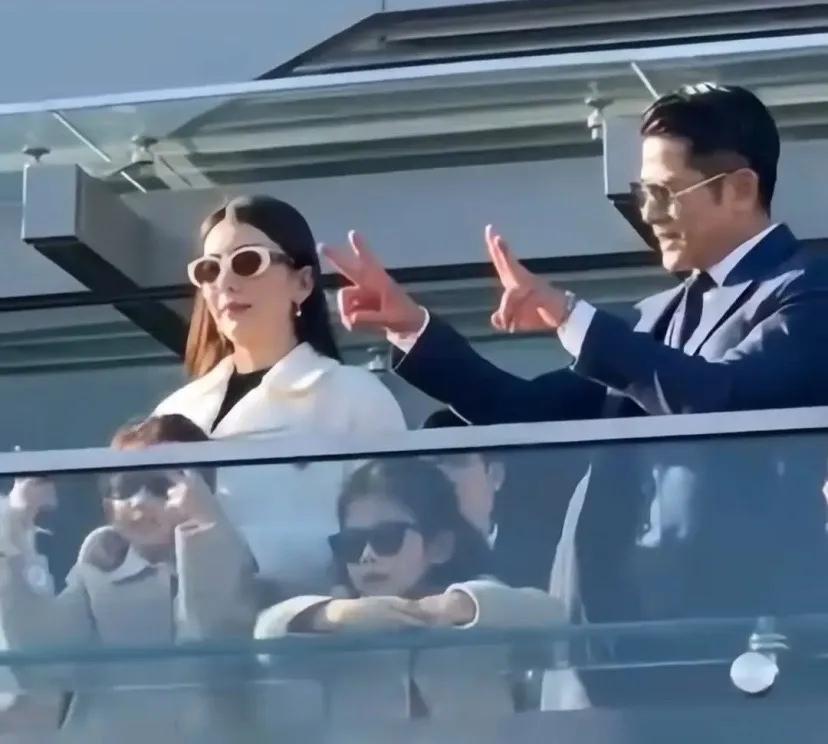 郭富城三胎得女后状态爆棚，忙完演唱会就马不停蹄赶回香港，带着一家四口现身马场看赛