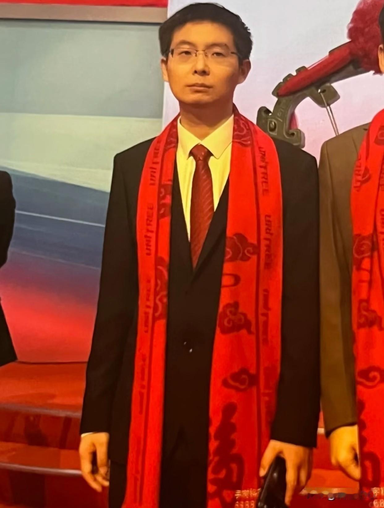 市场证明了王兴兴是个老实人，无论是敲钟还是庆功宴年轻的王总全程不开心，也没有小米