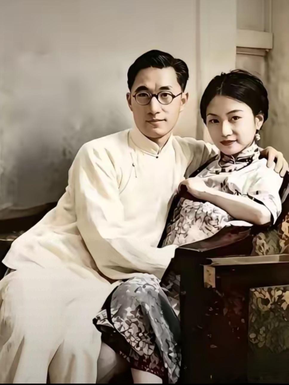 徐志摩和陆小曼的第一张张夫妻合照绝对是空前绝后，目测徐的身体倾斜度有30度，这在