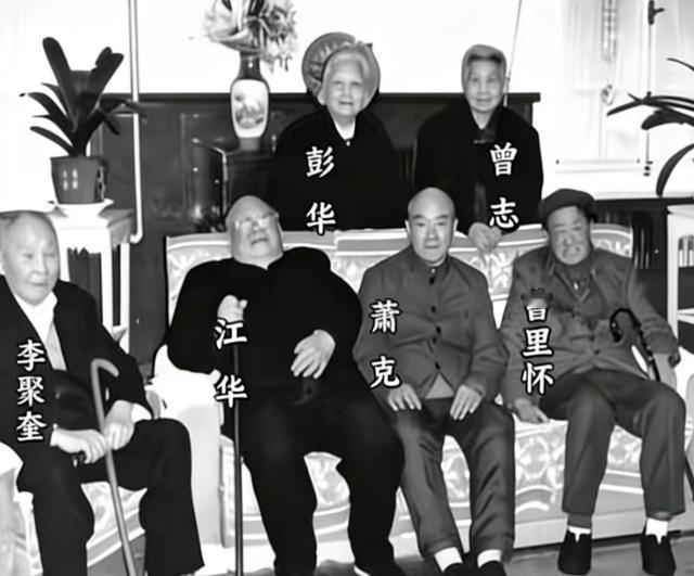 1915年，8名被脱光衣服的亚美尼亚少女，被钉在十字架暴晒的照片，看了让人