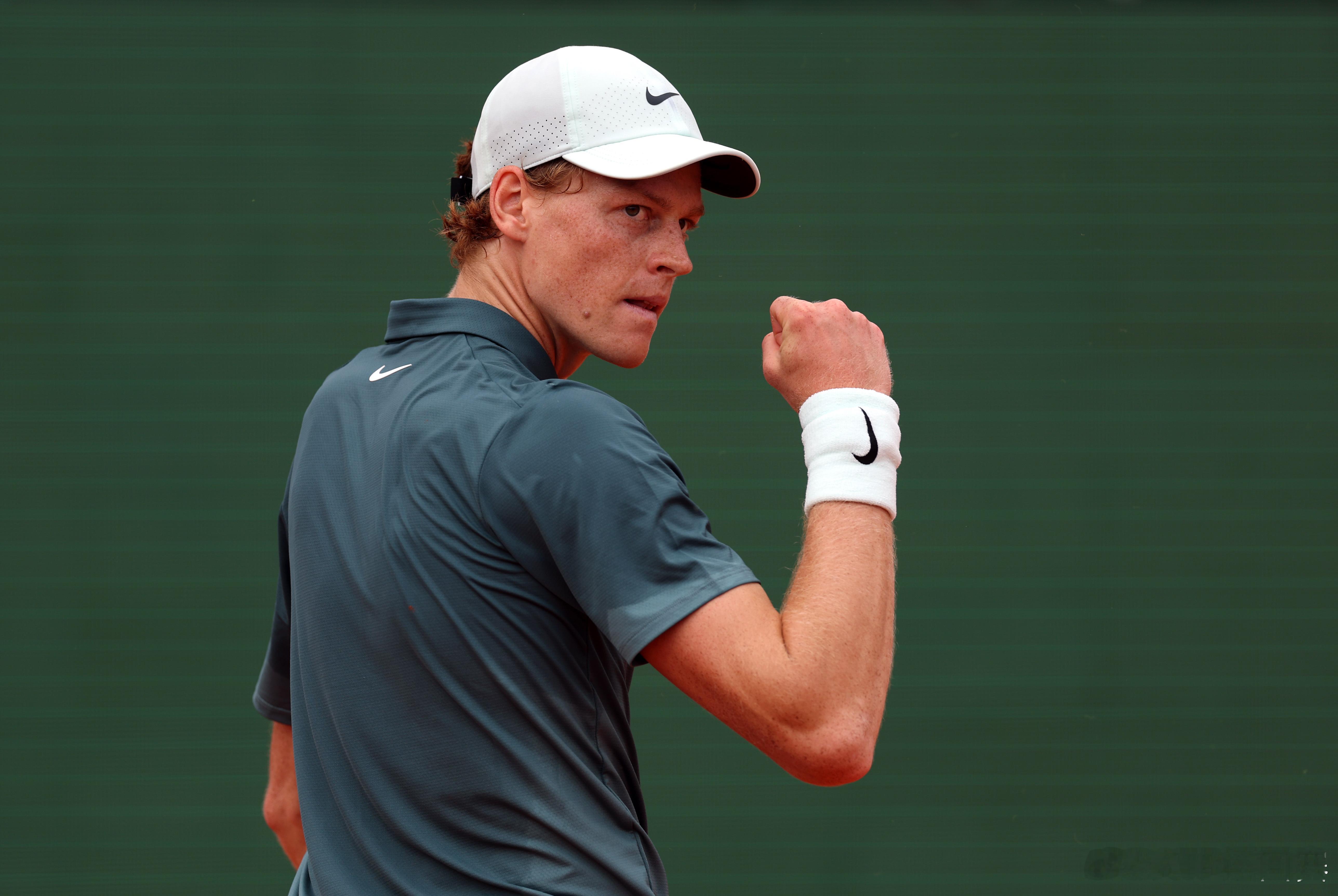 你追我赶🏃辛纳将在4月13日重返PIFATP排名NO.1，届时他的第一周数将