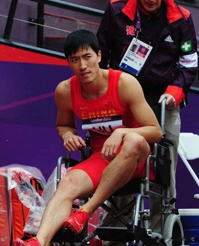刘翔没有定居美国。他当年去美国，主要是为了治疗困扰他多年的跟腱伤势。20