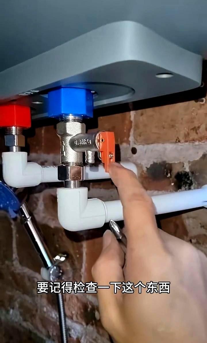 热水器这玩意儿，命就系在那个小阀门上。每月拧一下，看水出不出。两年一换。冬