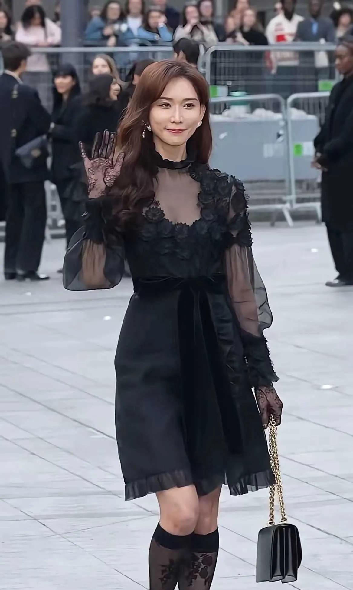 街头偶遇林志玲！一袭黑蕾丝透视裙优雅又性感，笑容明媚又松弛，这状态你给打几分？?