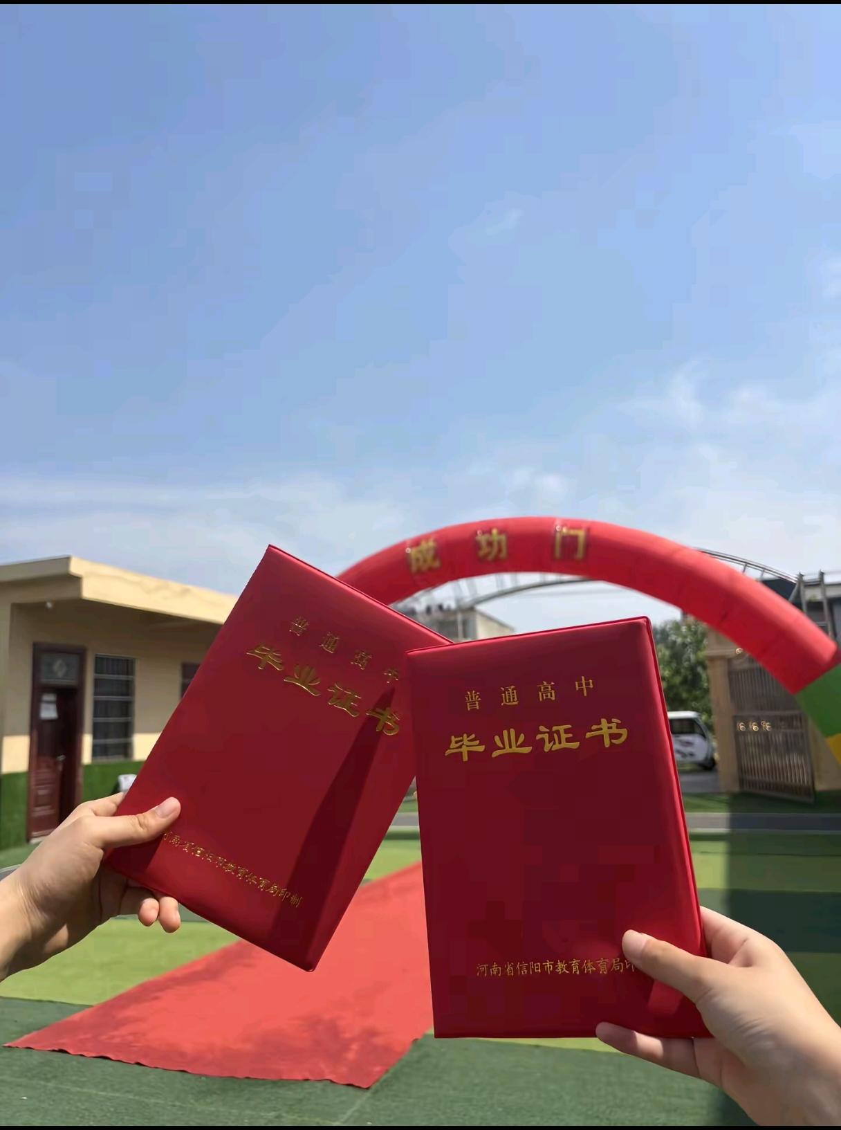 高考前两天，奶奶不小心误食了工业酒精。她年纪大了，身上本来就有一些毛病。乡下