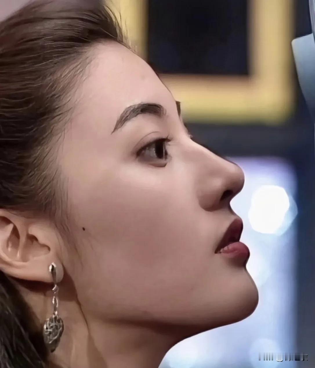 李嘉欣这个女人真的是漂亮了一辈子，而这两张照片，第一张是她四十岁左右，第二张照片