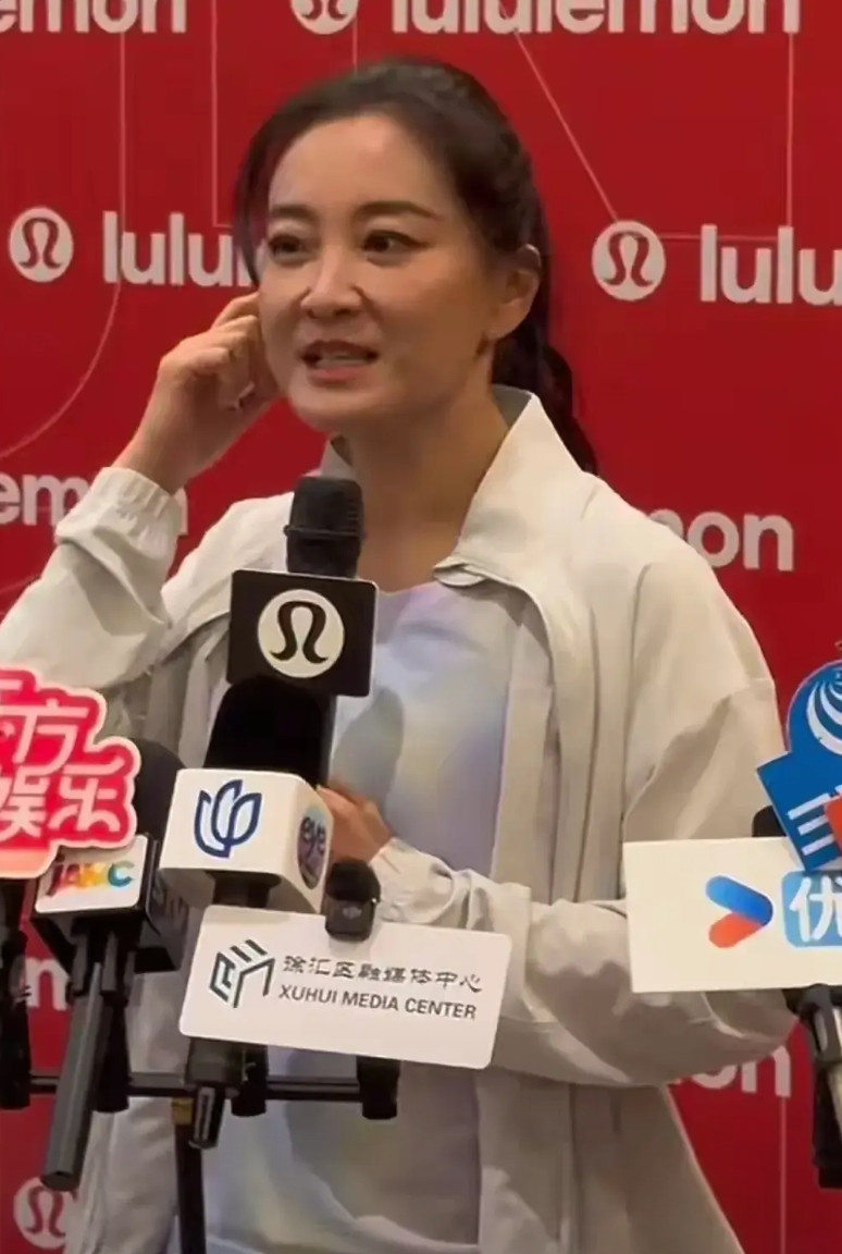 贾玲估计自己也没想到，千辛万苦减肥成功，迎接她的不再是赞美和羡慕，而是不约而同的
