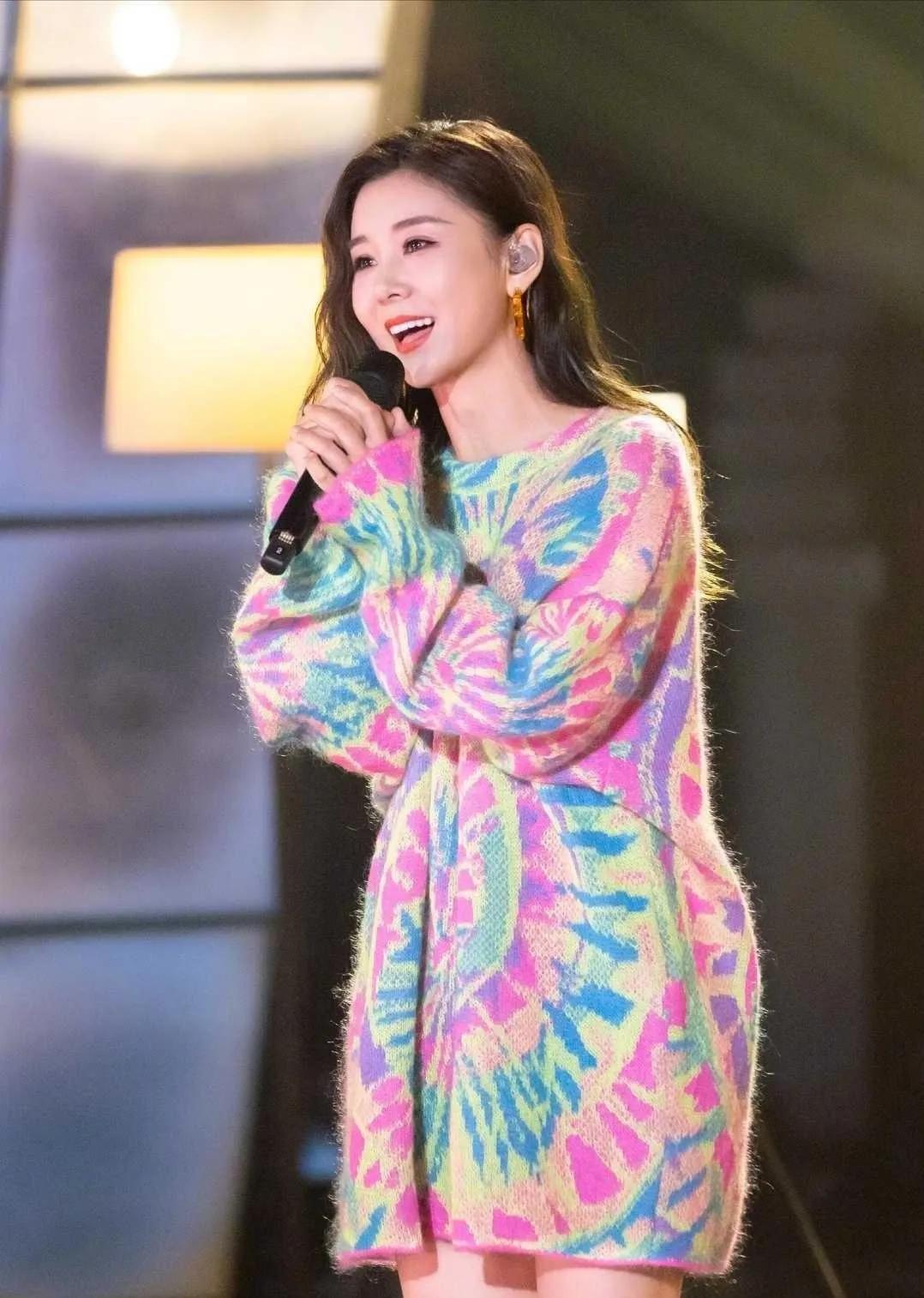 李小萌太会穿了！把大版针织衫直接当裙子穿✨多彩扎染宽松毛衣，盖住胯和大腿，藏肉