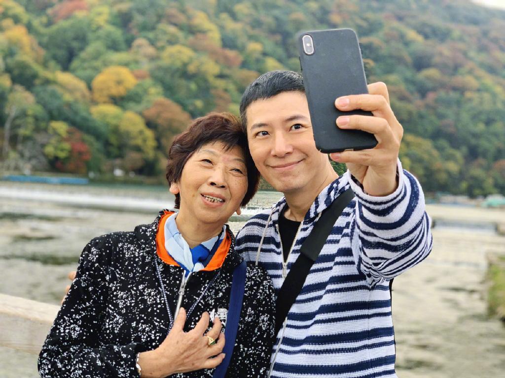 知名主持人戴军在镜头前曝自家老妈猛料——年过八旬的老太太试探儿子介不介意自己谈恋