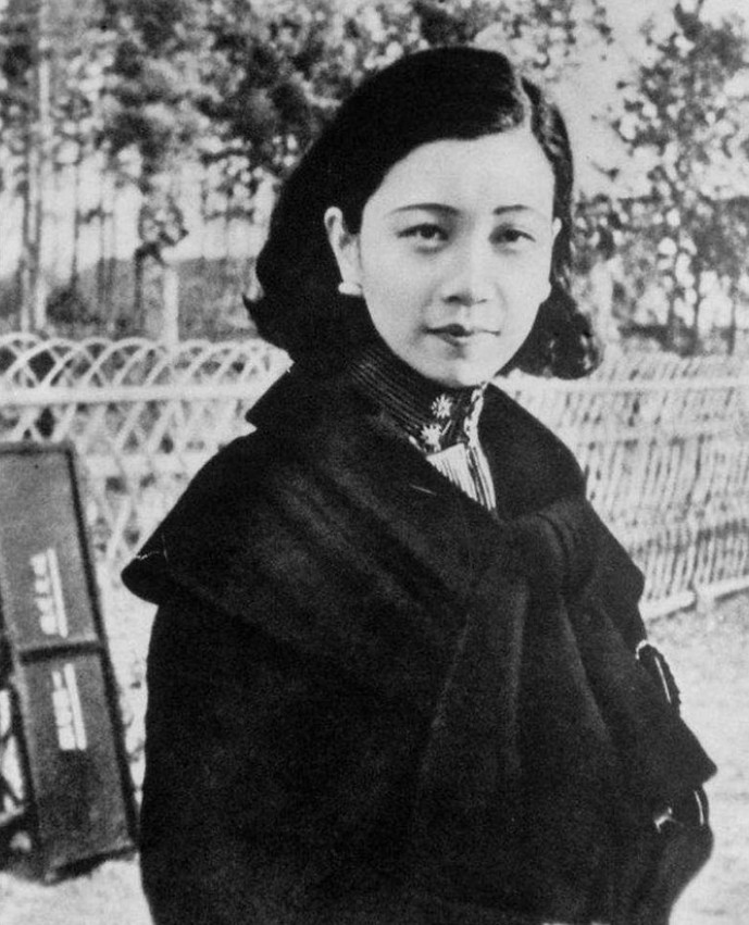 1940年于凤至胸溃烂赴美求医，老外机场热情迎接，她把烂牌打成王炸