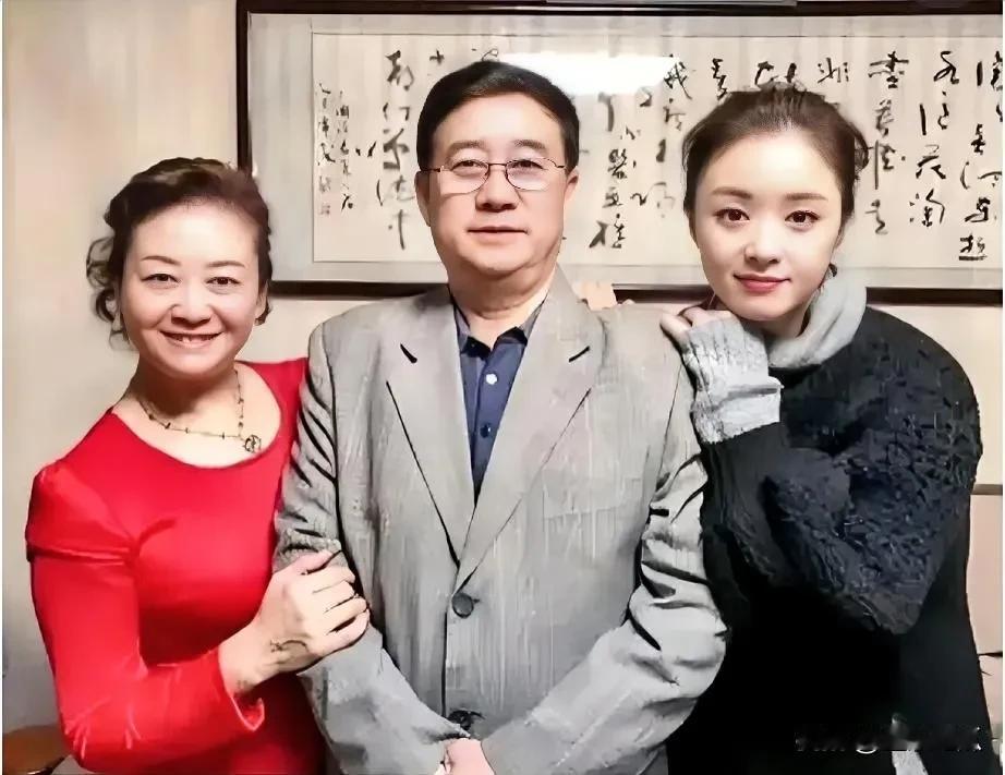 蒋欣一家人的颜值让人羡慕！全家福照片里，父母的魅力简直藏不住。父亲五官俊朗，穿着
