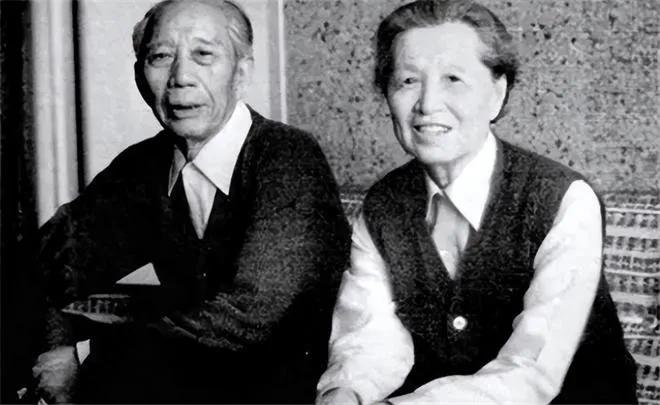 王震29岁还没成家，战友们笑他是“全旅唯一的铁打光棍”，贺龙实在看不下去了，笑着