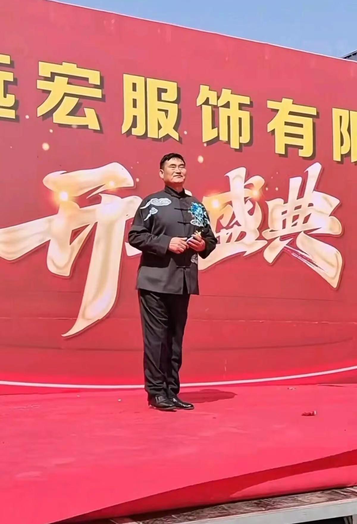 大衣哥那个肚子，是真收不住了。台上猛地一吸气，腹部肌肉绷紧，试图藏起那份中年男