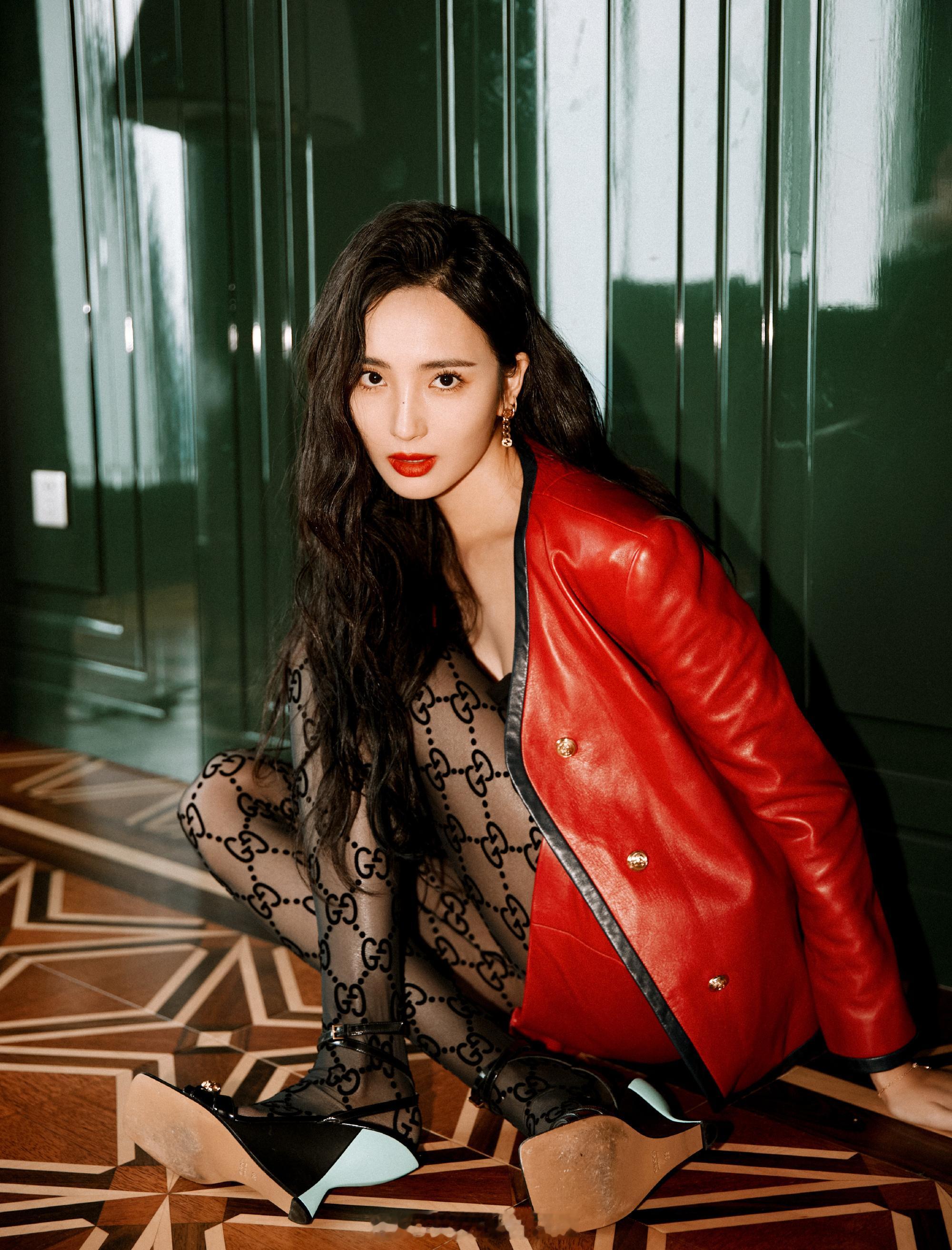 王紫璇卷发红唇皮裙黑丝好身材