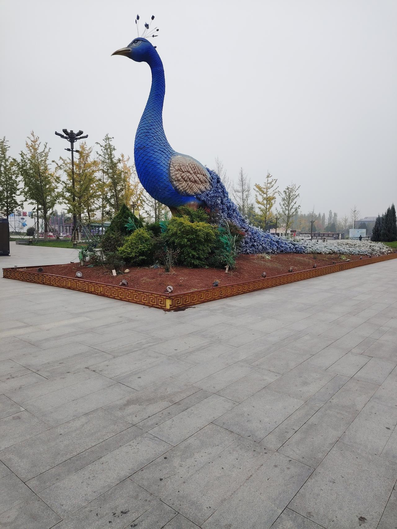 句句不提雪，句句都是雪。山舞银蛇，原驰蜡象。不知天上谁横笛，吹落琼花满世界。