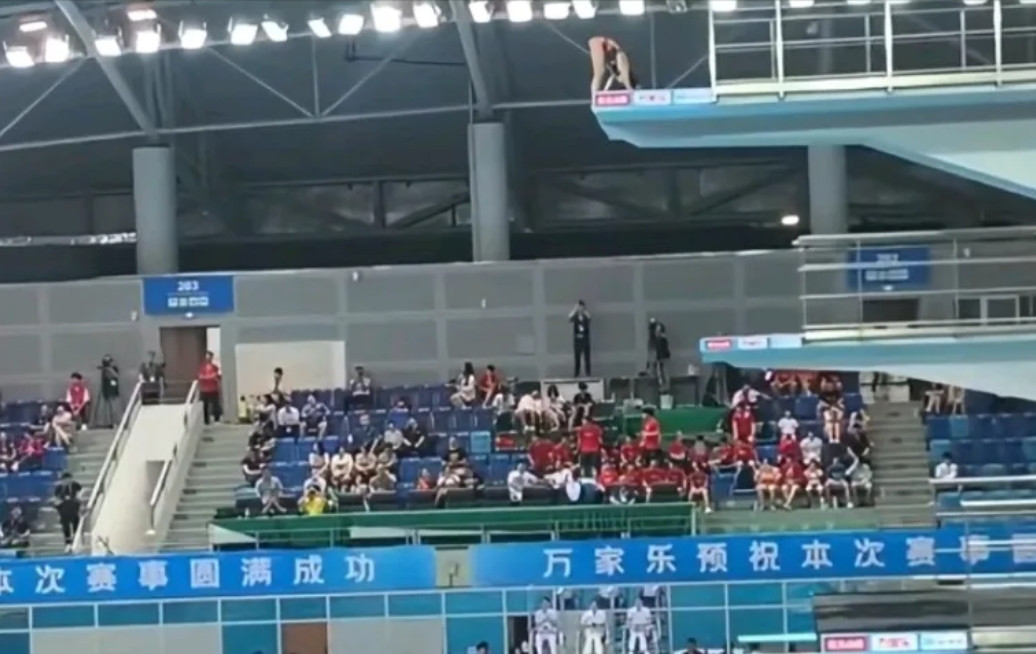 婵宝没参加，观众都没有了，剩下的估计都是运动员的亲朋好友捧场的这是一场炸鱼比赛