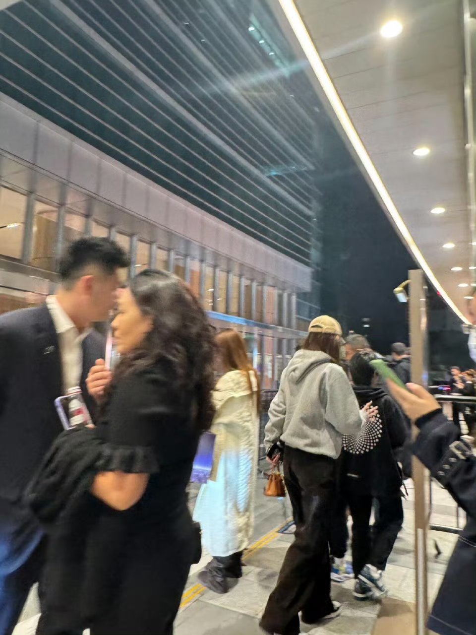 小海绵居然已经长这么高了啊，在我的印象里上次看到他还是小孩子呢，时间过得这么快啊