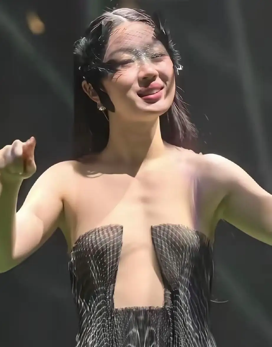 媒体：演唱会上的“衣不遮体”该治了最近，演唱会舞台的画风是越来越让人看不懂了。赵露思曼谷演唱会，粉色