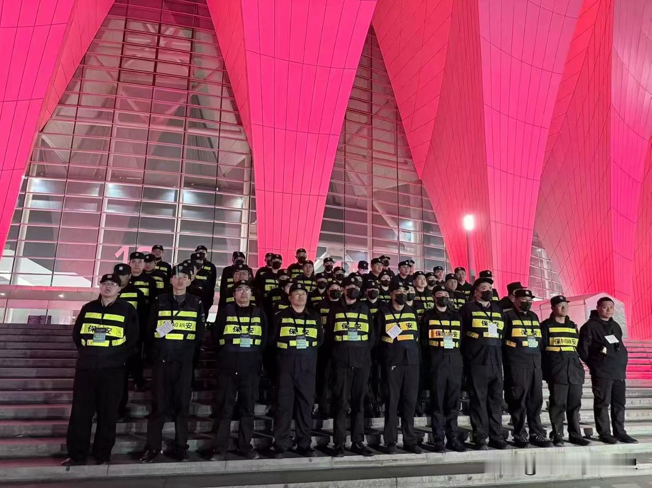 上海演唱会保安，我想在上海呆久的，又喜欢干日结保安的再熟悉不过了吧，场馆平时一个