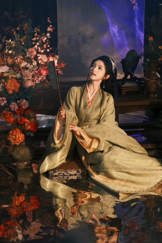 田曦薇嫁金钗镜花水月海报田曦薇嫁金钗镜花水月海报，妆造都好美啊，期待这个魏娆和