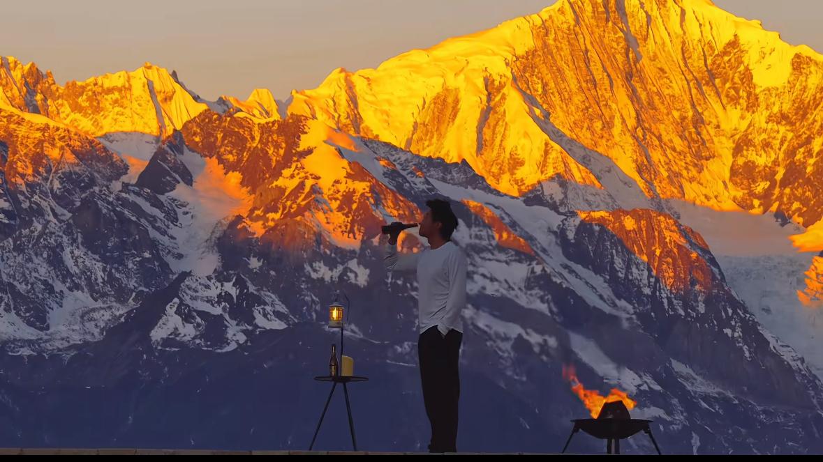 赵子豪更新：人生就是旷野，日照金山现场感受大自然！1月29日，赵子豪晒出自己