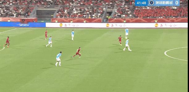 重庆铜梁龙一定要和肯帕努提前续约，肯帕努真的是一个太好的球员了，又积极而且能力很