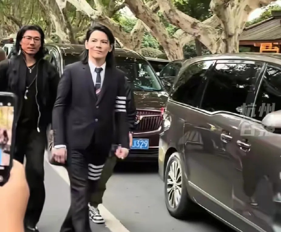 看到向佐被爆百万du债未还有人说向太日落西山了向太真的是要被笑晕