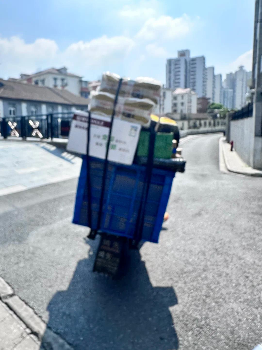 我微信里有个快递小哥，好几年了，一直没删。不是交情多深，纯粹因为他的朋友圈太有节