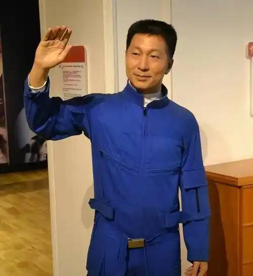 ☁杨利伟退休待遇揭秘：没有巨额奖金，只有“终身金钟罩”。网上老有人瞎猜，说